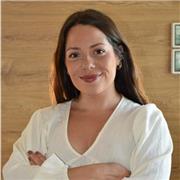 Profesora titulada y exopositora. Con más de 10 años de experiencia, imparto clases online y presencial.